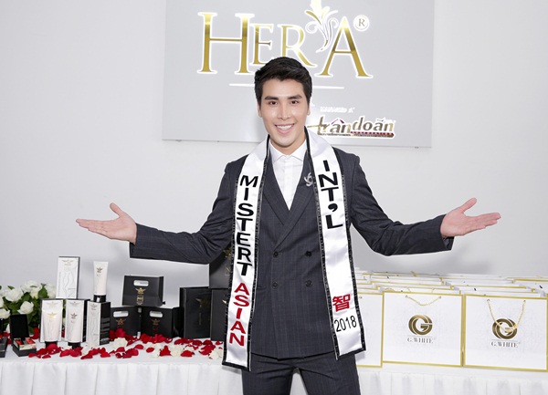 Hoàng Phi Kha rạng rỡ trong bữa tiệc mừng thành công tại Thanks Party