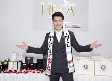 Hoàng Phi Kha rạng rỡ trong bữa tiệc mừng thành công tại Thanks Party