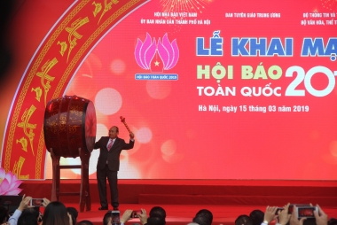 Thủ tướng Nguyễn Xuân Phúc đánh trống khai mạc Hội báo toàn quốc 2019