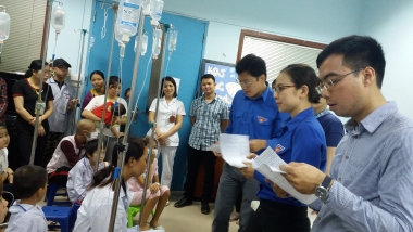 Trao 26 suất quà cho các bệnh nhân có hoàn cảnh khó khăn