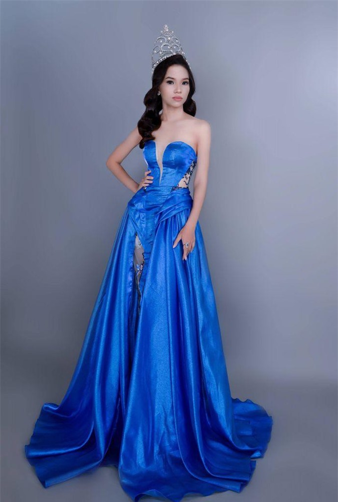 Sự kết hợp chặt chẽ giữa tà áo cùng chiếc vương miện tinh xảo tạo nên một Huỳnh Trâm đầy nét quý phái và quyền lực. Sự kết hợp chặt chẽ giữa tà áo cùng chiếc vương miện tinh xảo tạo nên một Huỳnh Trâm đầy nét quý phái và quyền lực.