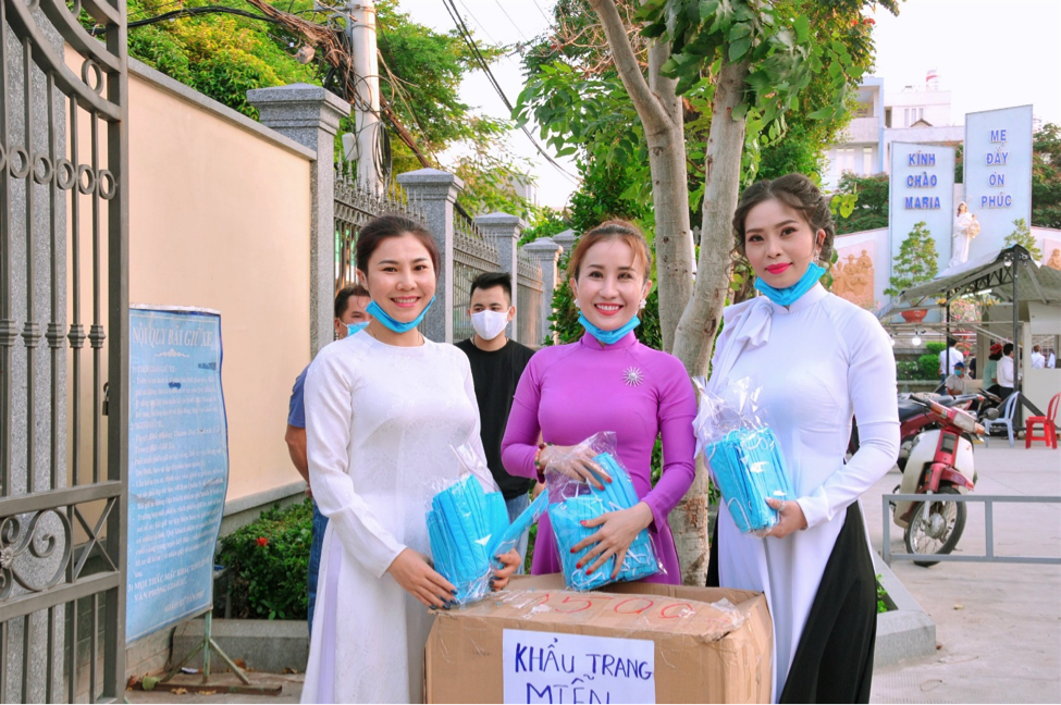 Hoa hậu Vũ Thanh Thảo chung tay cùng cộng đồng, phát khẩu trang miễn phí