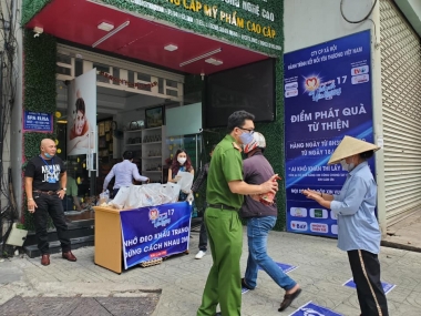Ấm áp tình người trong mùa dịch