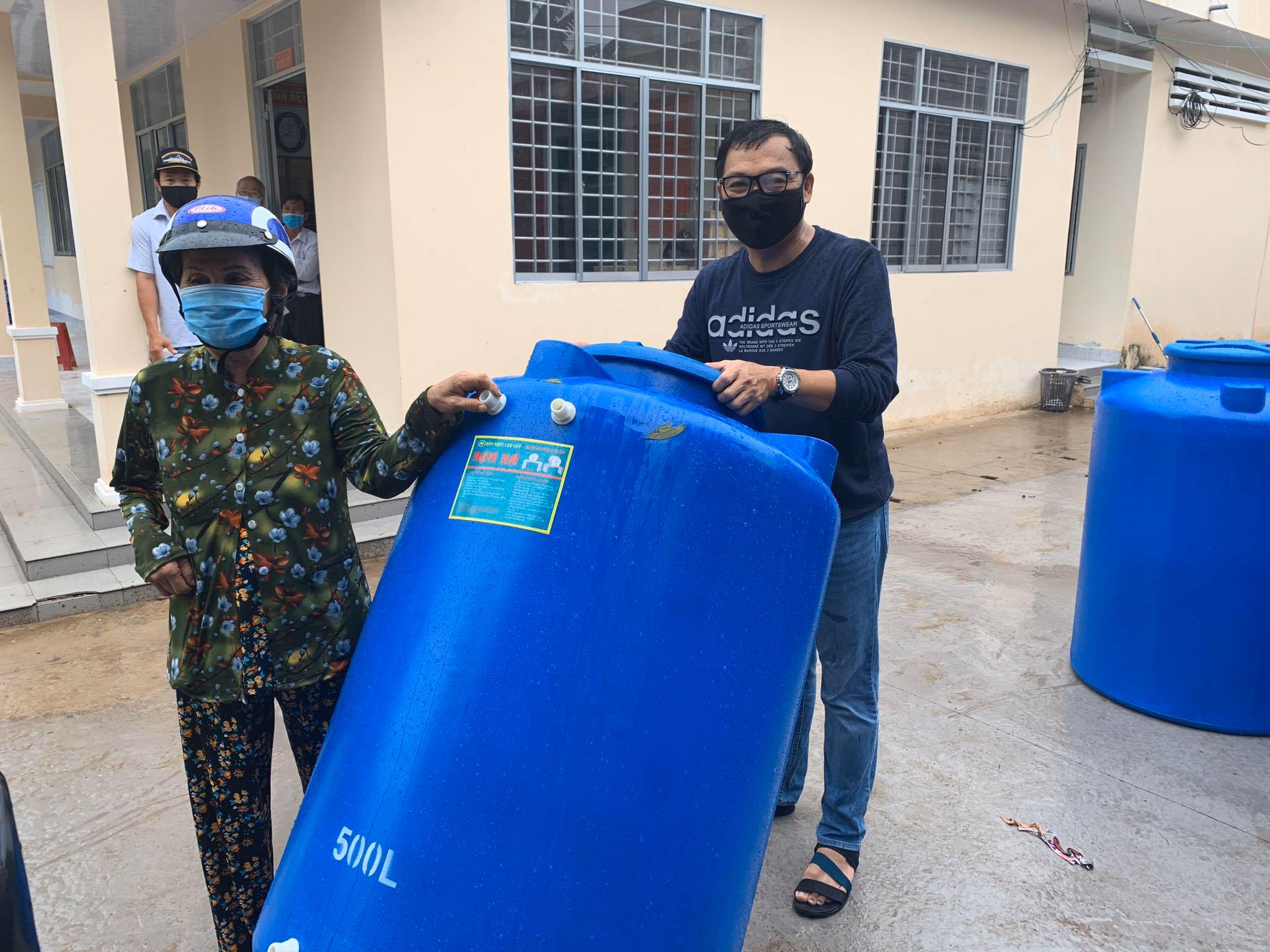 Đạo diễn Điệp Văn mang “nước sạch tình người” giữa mùa dịch...