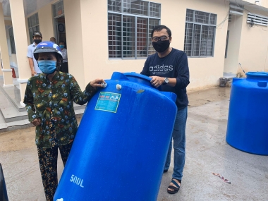 Đạo diễn Điệp Văn mang “nước sạch tình người” giữa mùa dịch...