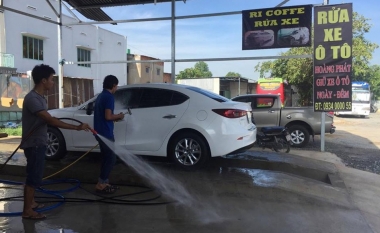 Rửa xe kiếm tiền triệu mỗi dịp lễ, Tết