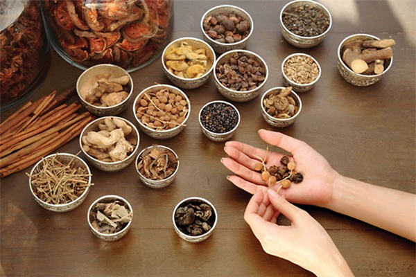 Bác sĩ YHCT cảnh báo nguy hiểm từ thuốc đông y bẩn