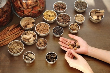 Bác sĩ YHCT cảnh báo nguy hiểm từ thuốc đông y bẩn