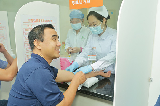 Tầm soát bệnh lý cùng Quyền Linh, đừng để có bệnh rồi mới lo chữa. - Ảnh 2. Tầm soát bệnh lý cùng Quyền Linh, đừng để có bệnh rồi mới lo chữa. - Ảnh 2.