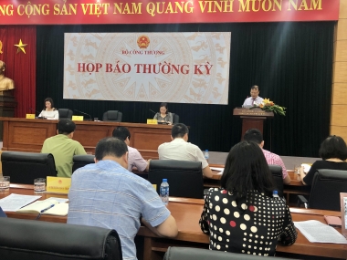 Cân nhắc việc cấm nhập khẩu xăng dầu