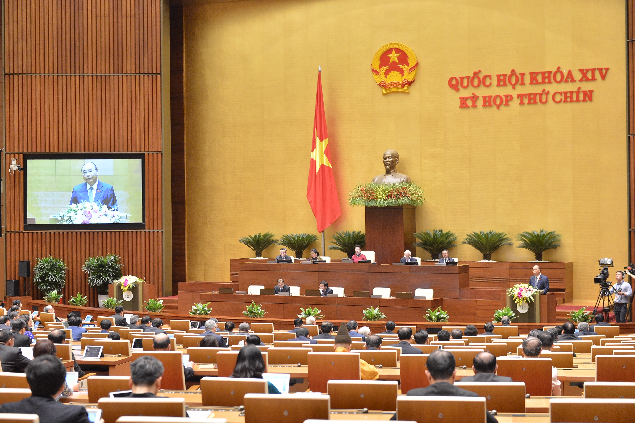 Chính phủ đề xuất điều chỉnh mục tiêu tăng trưởng, cân nhắc chưa tăng lương cơ sở