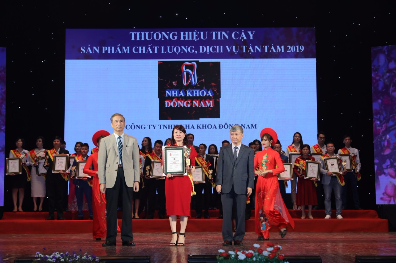 Nha Khoa Đông Nam đạt Top 10 Thương hiệu tin cậy, Sản phẩm chất lượng, Dịch vụ tận tâm
