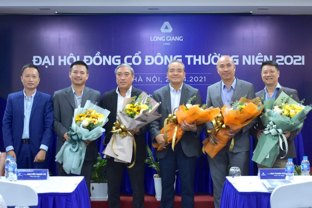 Gọi tên doanh nghiệp trên sàn chứng khoán nợ thuế