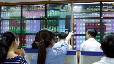 Xếp hạng tín nhiệm được cải thiện, nhà đầu tư nên nâng tỷ trọng cổ phiếu Việt Nam
