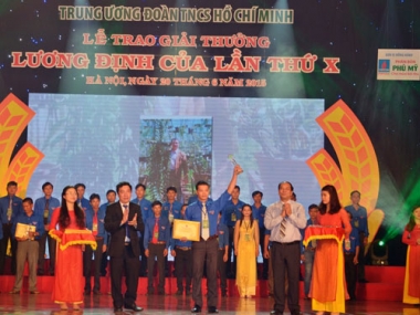 150 thanh niên nhận giải thưởng Lương Định Của năm 2015