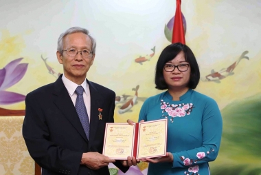Trao Kỷ niệm chương cho Chuyên gia tư vấn cấp cao Hàn Quốc