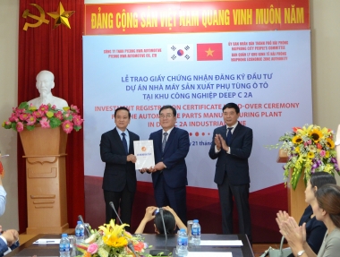 Trao giấy chứng nhận đầu tư trị giá 16,7 triệu USD cho dự án sản xuất phụ tùng ô tô