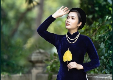 Doanh nhân Thảo Nguyên quý phái trong tà áo dài nhung truyền thống