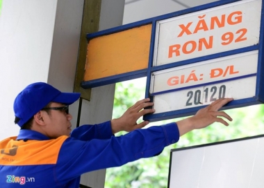 Trái với kỳ vọng, giá xăng chỉ giảm nhỏ giọt
