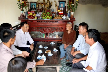 Tạp chí Kinh tế và Dự báo thăm hỏi gia đình liệt sỹ
