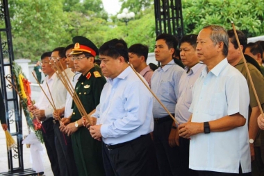 Đoàn cán bộ Bộ Kế hoạch và Đầu tư dâng hương tri ân các anh hùng liệt sỹ