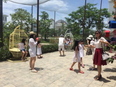 Du khách hào hứng khám phá hệ sinh thái bên bờ biển tại FLC Sầm Sơn