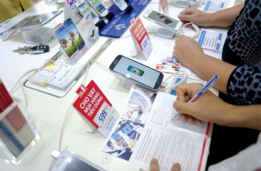 Điện thoại trả góp “hút” giới trẻ