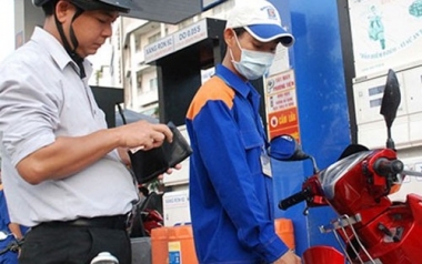 Giá xăng giảm lần thứ hai trong tháng