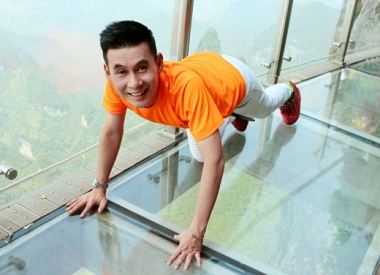 Thót tim khi tham quan trên con đường thủy tinh cao 1.500m cùng ca sĩ Đoan Trường