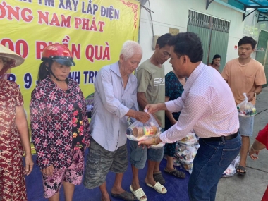 Công ty TNHH Thương Mại Xây Lắp Điện Phương Nam Phát trao quà từ thiện mùa Vu Lan