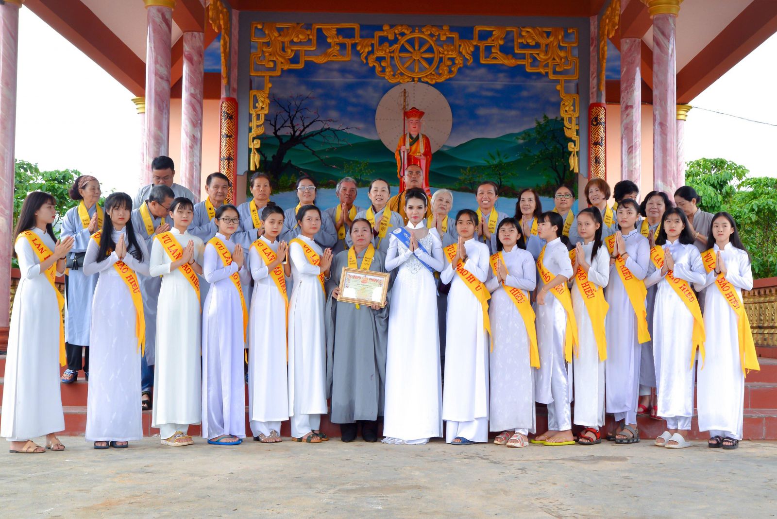 Hoa hậu Huỳnh Trâm: "Hạnh phúc là cho đi – Yêu thương luôn ở lại"