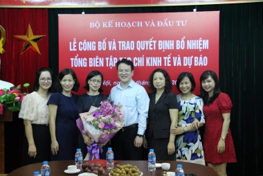 Trao Quyết định bổ nhiệm Tổng Biên tập Tạp chí Kinh tế và Dự báo