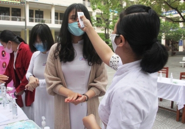 Thí sinh và cán bộ phải đo thân nhiệt trước khi đến điểm thi