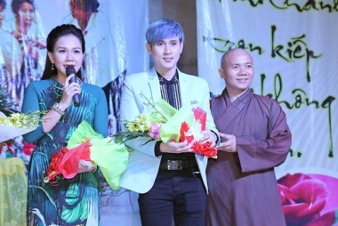 Nguyên Vũ trao quà từ thiện cho bà con dịp lễ Vu Lan