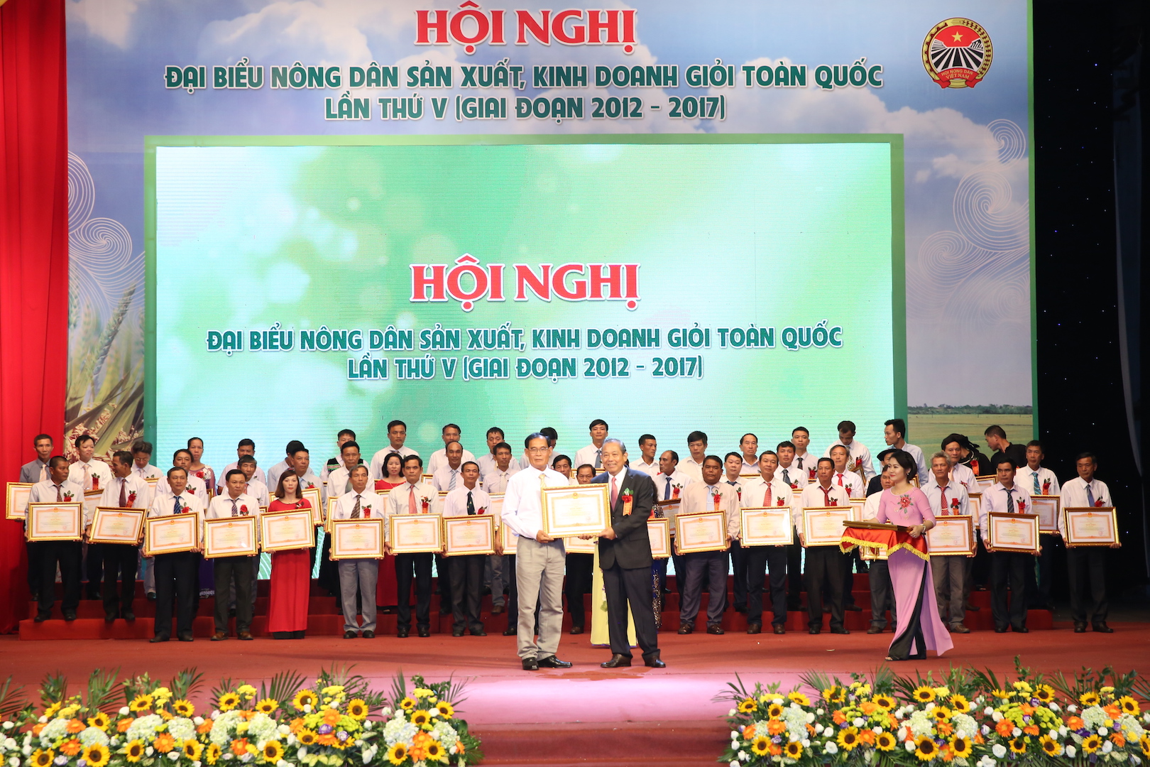 Tôn vinh, khen thưởng 300 nông dân sản xuất, kinh doanh giỏi