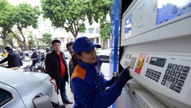Xăng tiếp tục tăng giá 320 đồng/lít