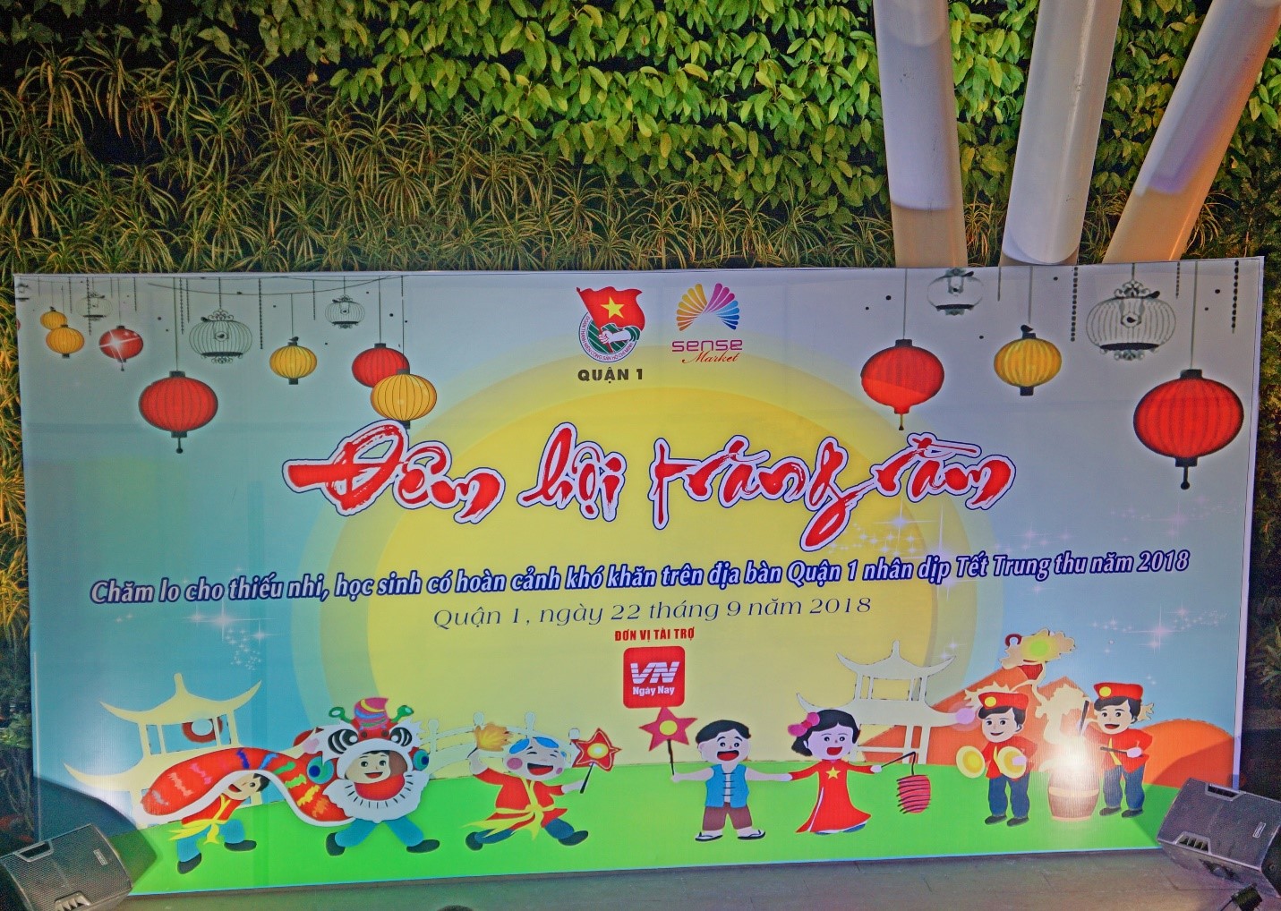 200 trẻ em nghèo rước đèn trung thu tưng bừng cùng VN ngày nay