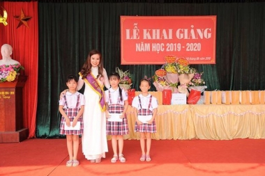 Á Hậu Thúy Nhân tổ chức chương trình Chia sẻ yêu thương - Nâng bước em tới trường