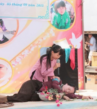 “Hãy cố gắng thắp lên một ngọn nến còn hơn cứ ngồi nguyền rủa bóng tối”