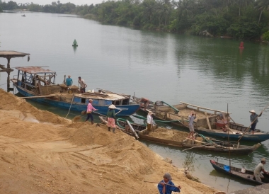 Có hay không việc “bảo kê” cho vấn nạn khai thác cát trái phép?