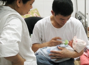 Vợ sinh con, chồng được nghỉ ít nhất 5 ngày