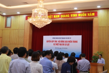 Bộ Kế hoạch và Đầu tư quyên góp ủng hộ đồng bào lũ lụt miền Trung