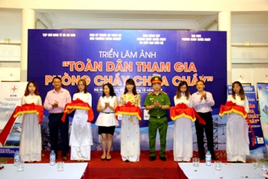 Khai mạc triển lãm "Toàn dân tham gia phòng cháy và chữa cháy"