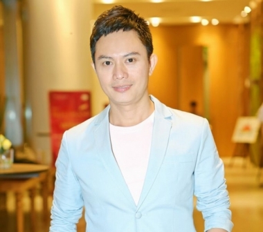 Ngô Nhật Huy trẻ trung với vest xanh đi sự kiện