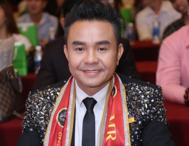 Doanh nhân Huy Hoàng lịch lãm trong vai trò giám khảo chung kết Doanh nhân tài năng 2018