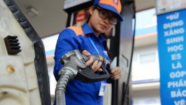 Xăng giảm giá hơn 200 đồng/lít