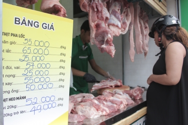 Người dân hứng khởi vì được mua thịt heo sạch