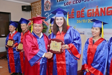 Phi Thanh Vân nhận bằng tốt nghiệp CEO cao cấp
