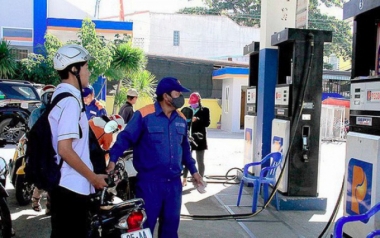 Xăng giảm giá mạnh hơn 1.000 đồng mỗi lít