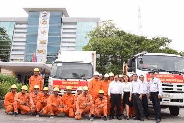 EVNSPC hỗ trợ miền Trung khắc phục sự cố điện do bão số 9